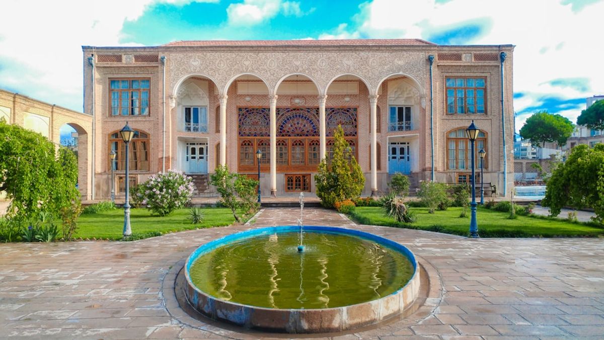 In recent years, padel has experienced explosive growth across Iran, with courts popping up in major cities like Tehran, Isfahan, and Mashhad.