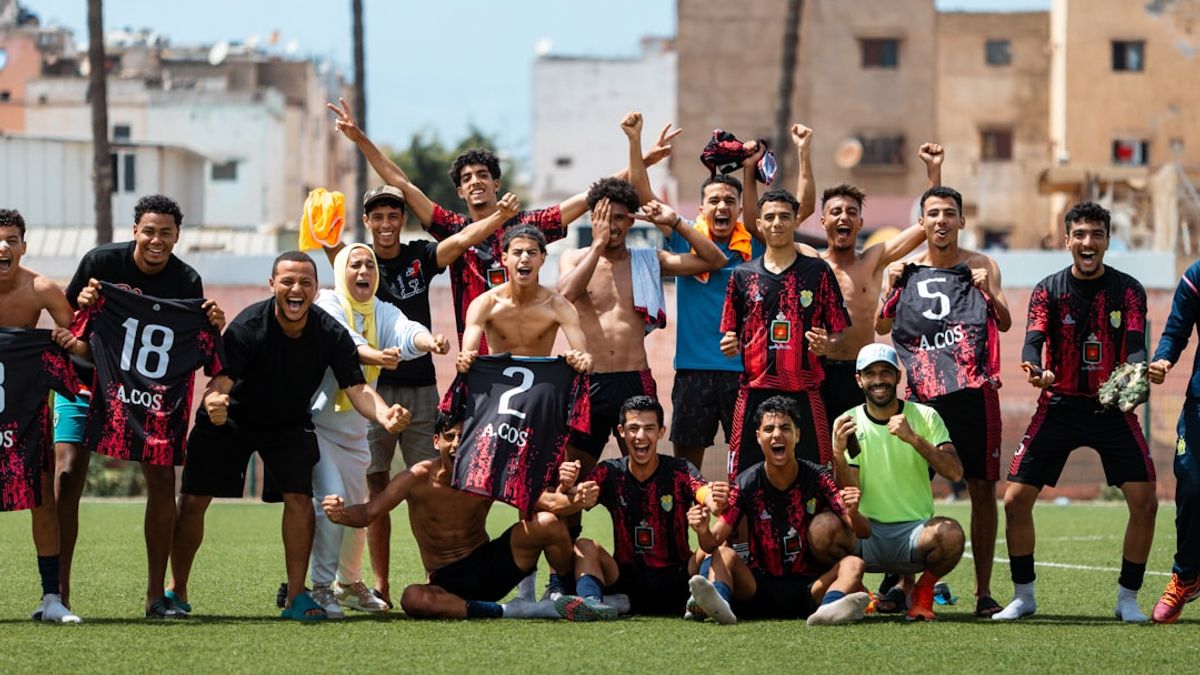 Tractor football players celebrating their historic Persian Gulf Pro League title victory on the field.