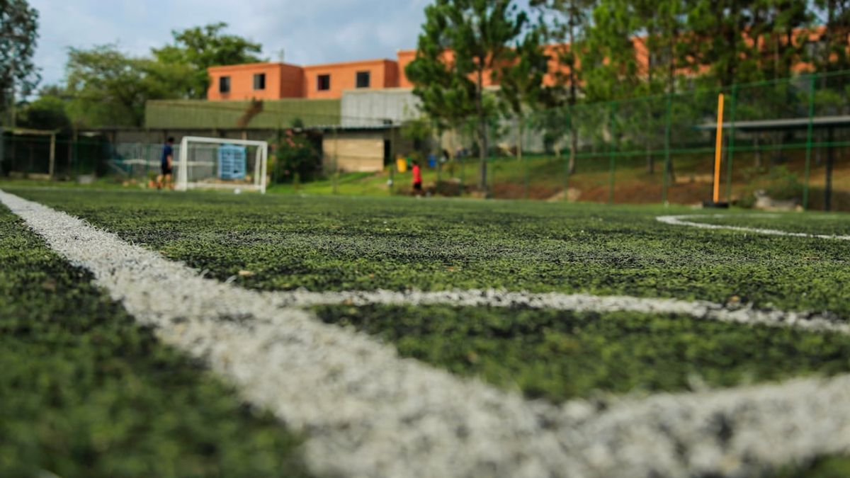 Bundesliga youth football training players practicing drills – football transfer analysis