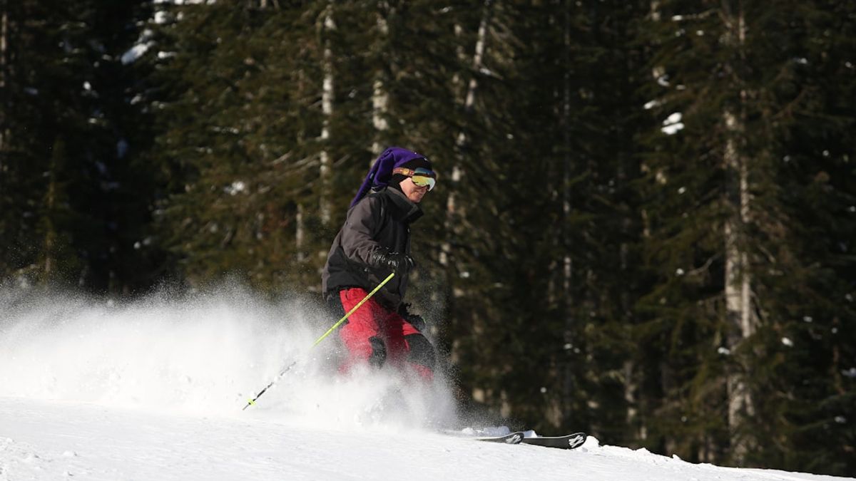 Mitra Kalhor, Iranian Alpine skiing coach, holding skis and inspired by Lindsey Vonn at the Olympics