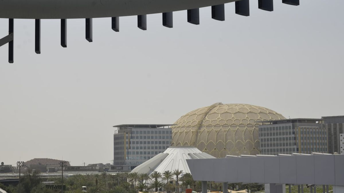 Smartphone push notification announcing match postponed in Dubai stadium due to security concerns – Iran war sports impact