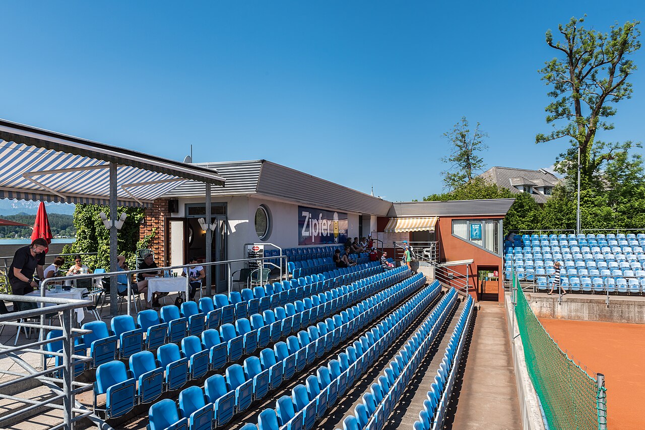 tennis court (foto: Johann Jaritz / CC BY-SA 4.0, Wikimedia Commons)